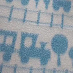 Close-up van een wit textiel met blauwe patroon, mogelijk een doek of handdoek