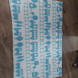 Blauwe en witte handdoek met patroon van huishoudens artikelen