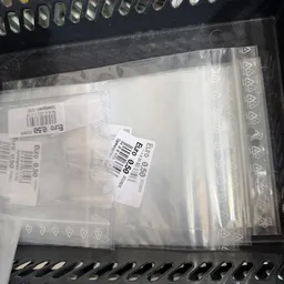 Prijsstickers en barcodes op plastic zakken met onleesbare inhoud