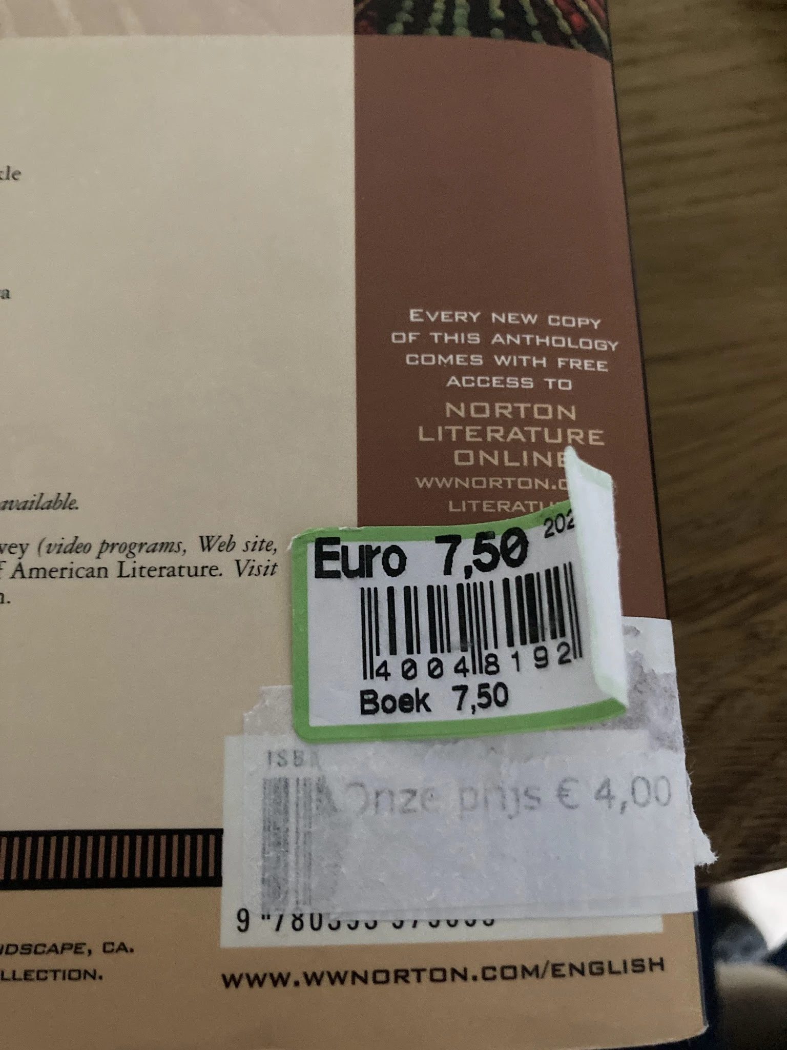Close-up van een boek met prijssticker (€7,50) en informatie over Norton Literature Online toegang