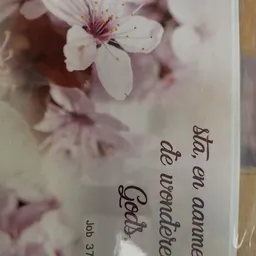 Gedeeltelijk zichtbare tekst op een kaart met bloemenafbeelding