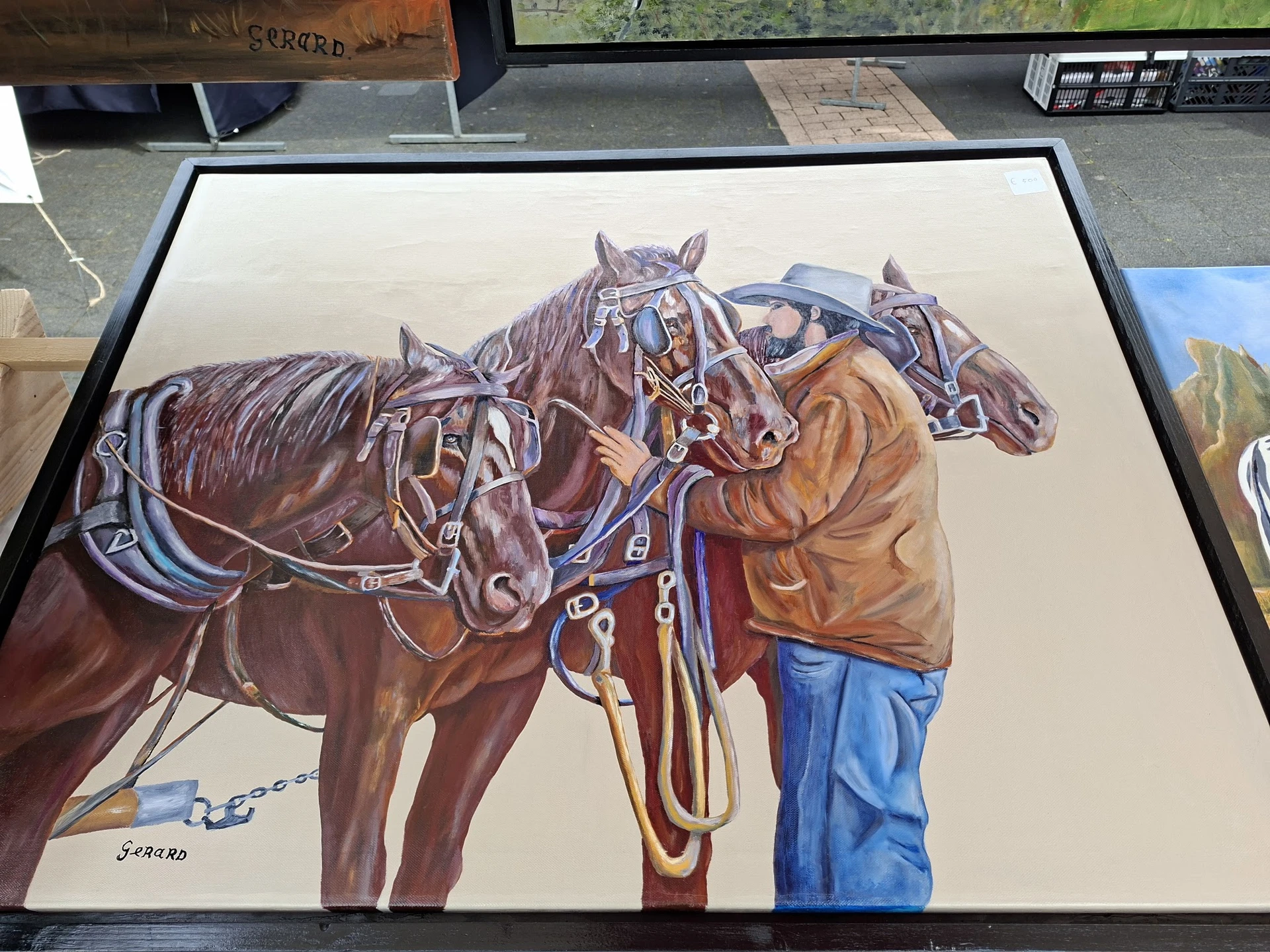 Gedetailleerde tekening van drie gespannen werkpaarden met zadel en toom, getekend in kleurstift
