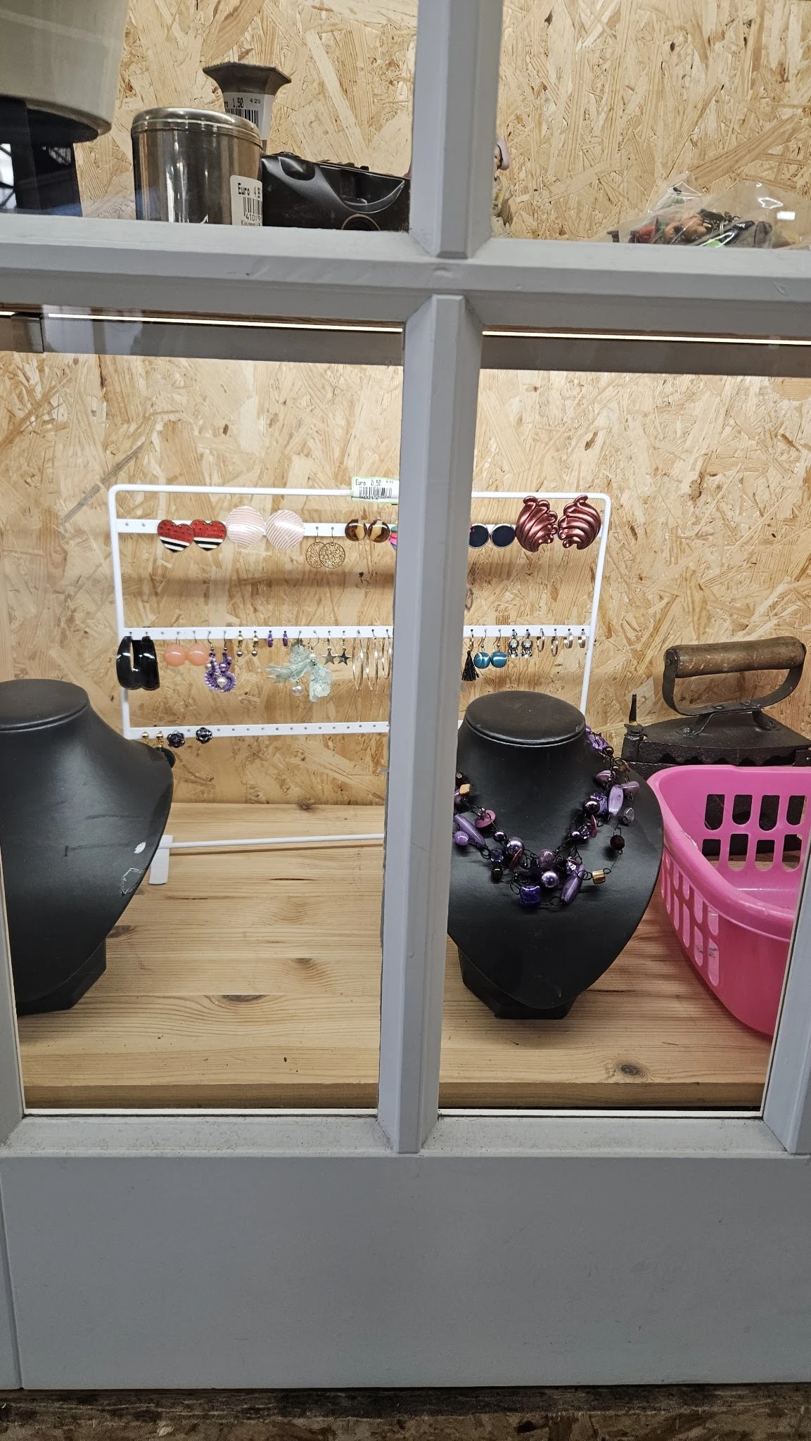 Uitgestalde sieraden en accessoires op mannequins en organizers in de winkel