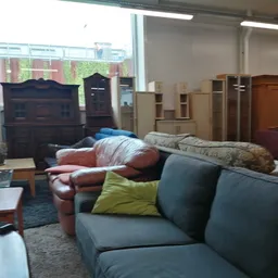 Winkelvloer met diverse meubels, waaronder banken, kasten en tafels