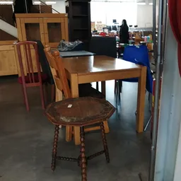 Houten eettafel met houten stoelen in de kringloopwinkel
