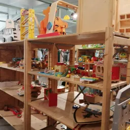 Houten stellingen en kasten met speelgoed en huishoudartikelen in de winkel