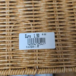 Prijssticker op geweven ondergrond met Euro 1.50 prijs en barcode