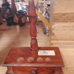 Houten standaard met rode decoratieve paal en vier ronde uitsparing in het blad