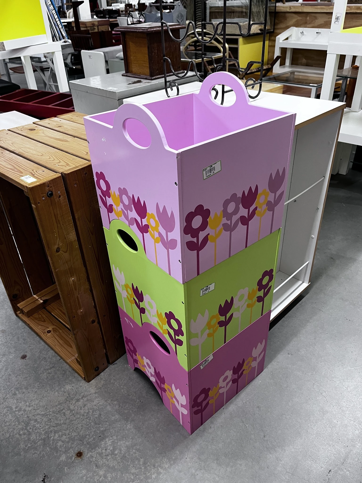 Roze en groen kinderkastje met bloemenprint en ronde handvaten