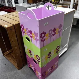 Roze en groen kinderkastje met bloemenprint en ronde handvaten