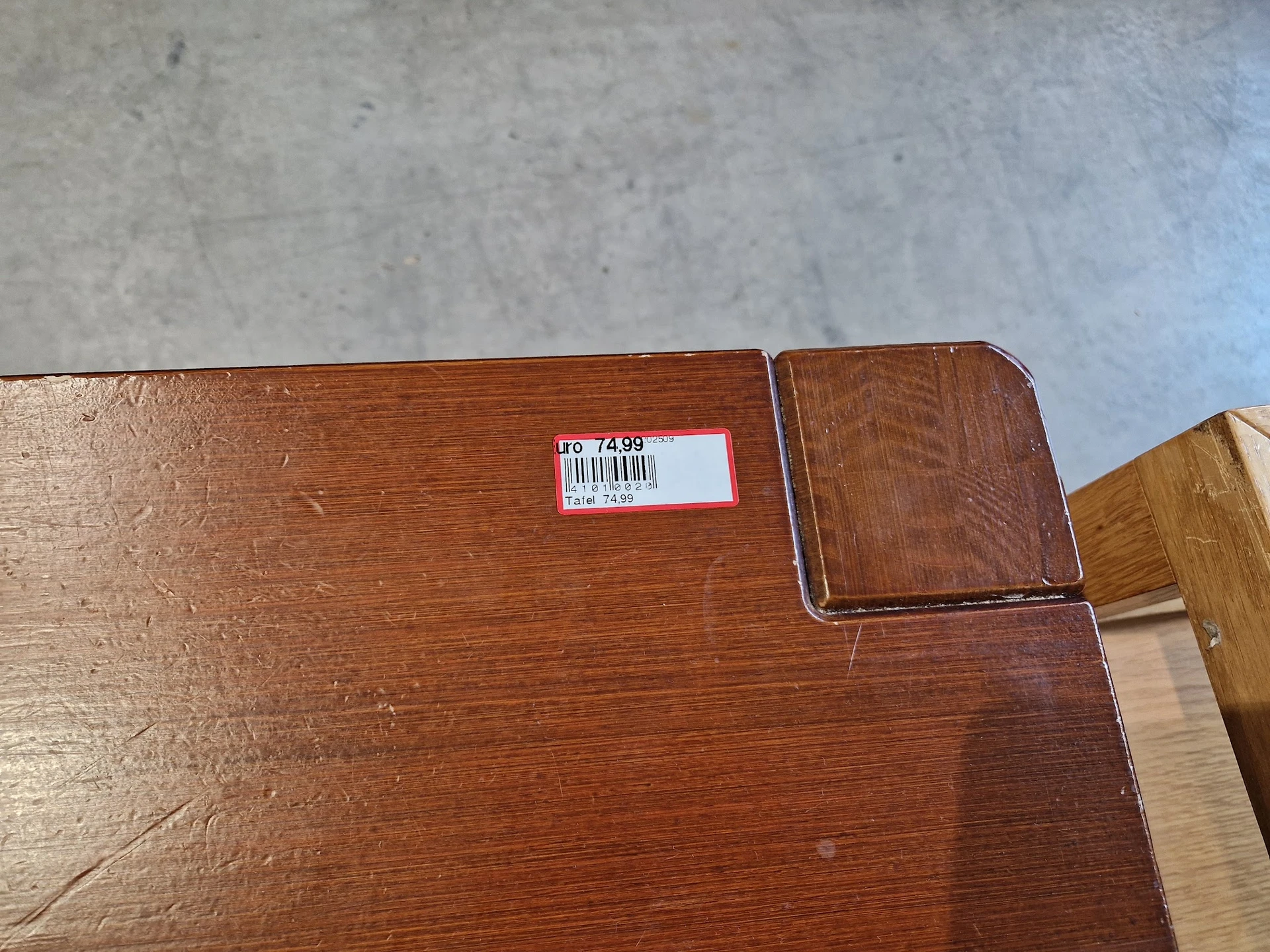 Closeup van een houten meubelstuk met prijssticker