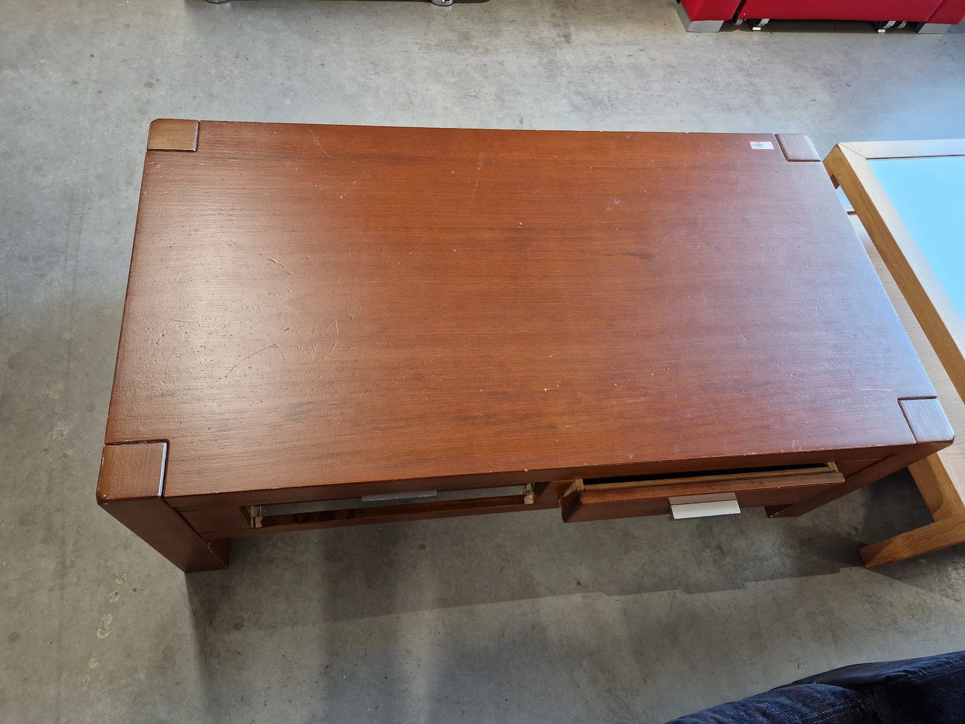 Houten uitschuifbare eettafel met notenhout afwerking en gesloten schuifladen