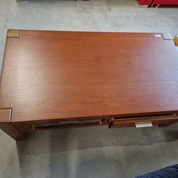Houten uitschuifbare eettafel met notenhout afwerking en gesloten schuifladen