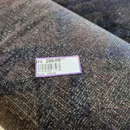 Prijssticker op textiel met bedrag van 299,00 euro en barcode