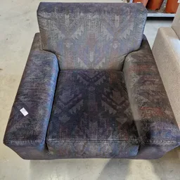 Grijze/paarse tweedehands fauteuil met armleuningen, gefotografeerd van bovenaf