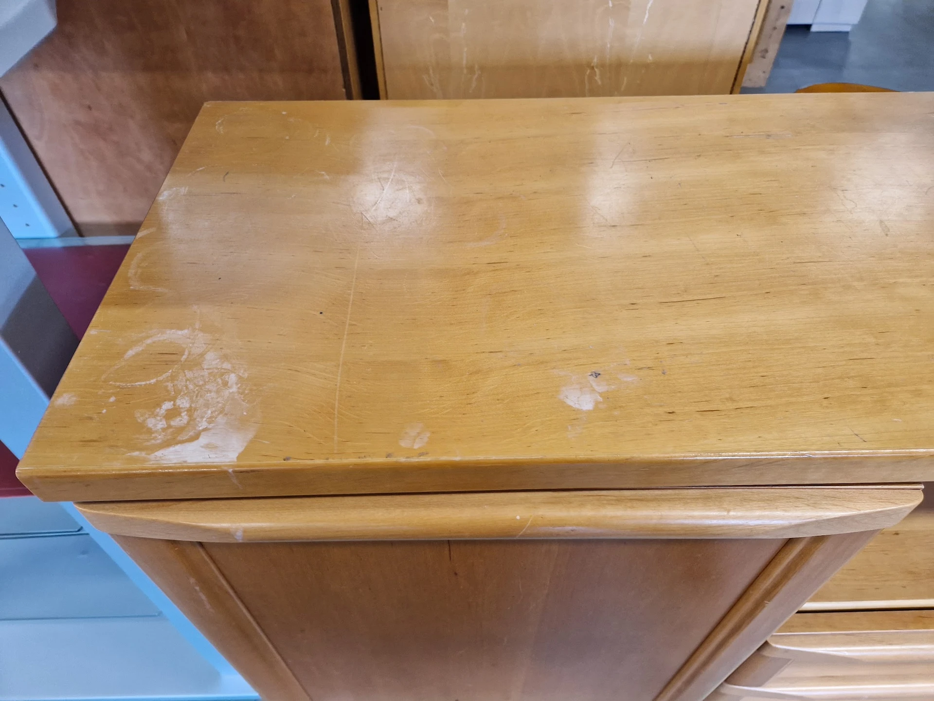 Houten dressoir of ladekast met zichtbare vlekken en beschadigingen op het oppervlak