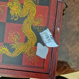Decoratief doosje met gele draak op rood en zwart, met prijssticker