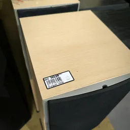 Prijssticker met barcode op houten oppervlak
