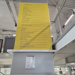 Geel bord met categorieën in het Nederlands zoals 'Bedden', 'Bouw', 'Meubels' en 'Toiletten'