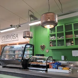 Toonbank met displaykasten en groene kastenwand in een winkelinterieur