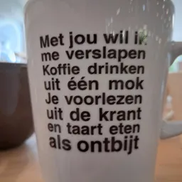 Tekst op een mok met Nederlandse humoristische uitspraak