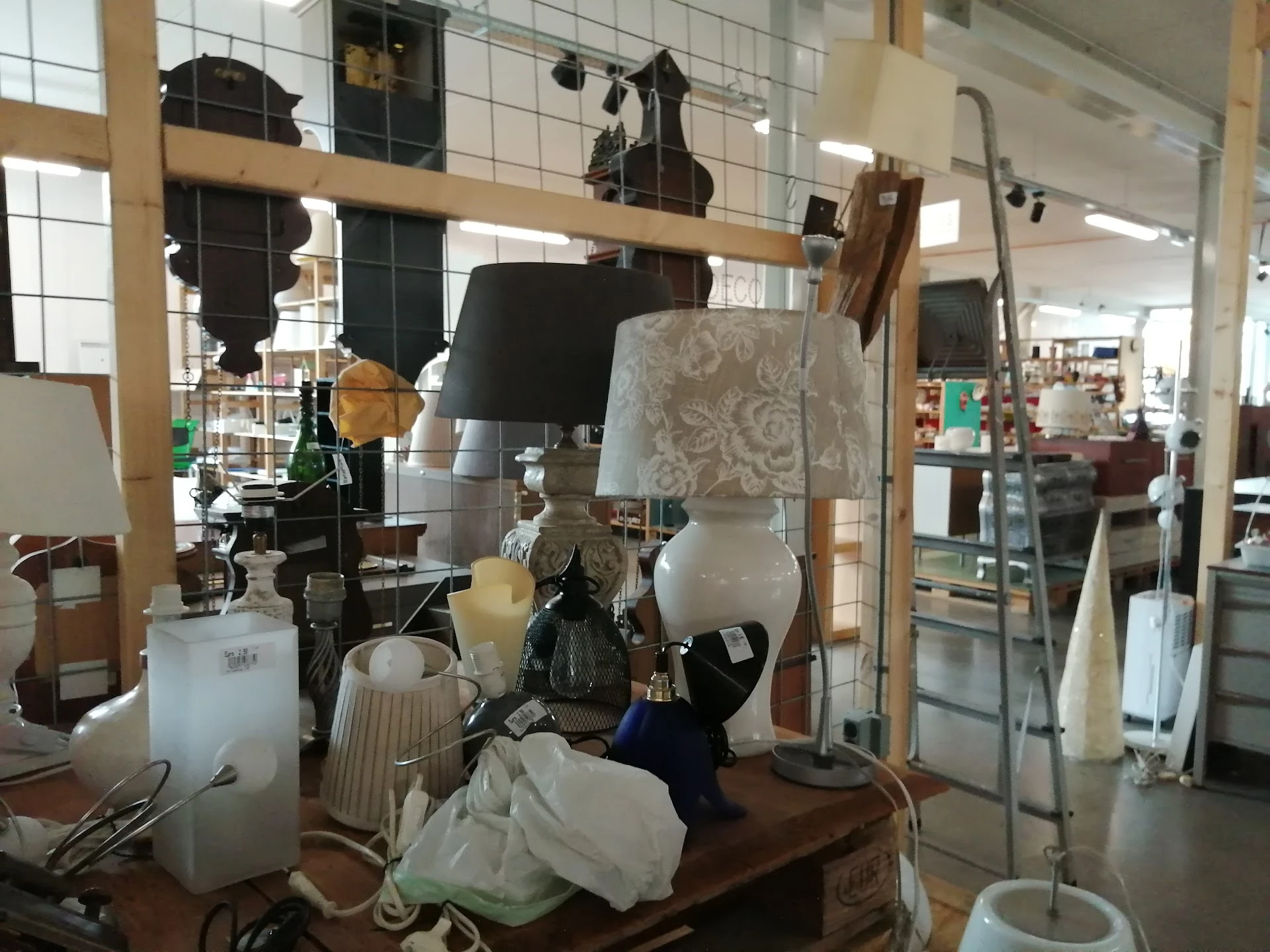 Kringloopwinkel RataPlan Amsterdam Generatorstraat in Amsterdam met tweedehands bedden, boeken en rolstoeltoegankelijke in...