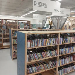 Winkelvloer met houten stellingen vol dvd's en media, blauw accent aan voorkant, boeken op achtergrond
