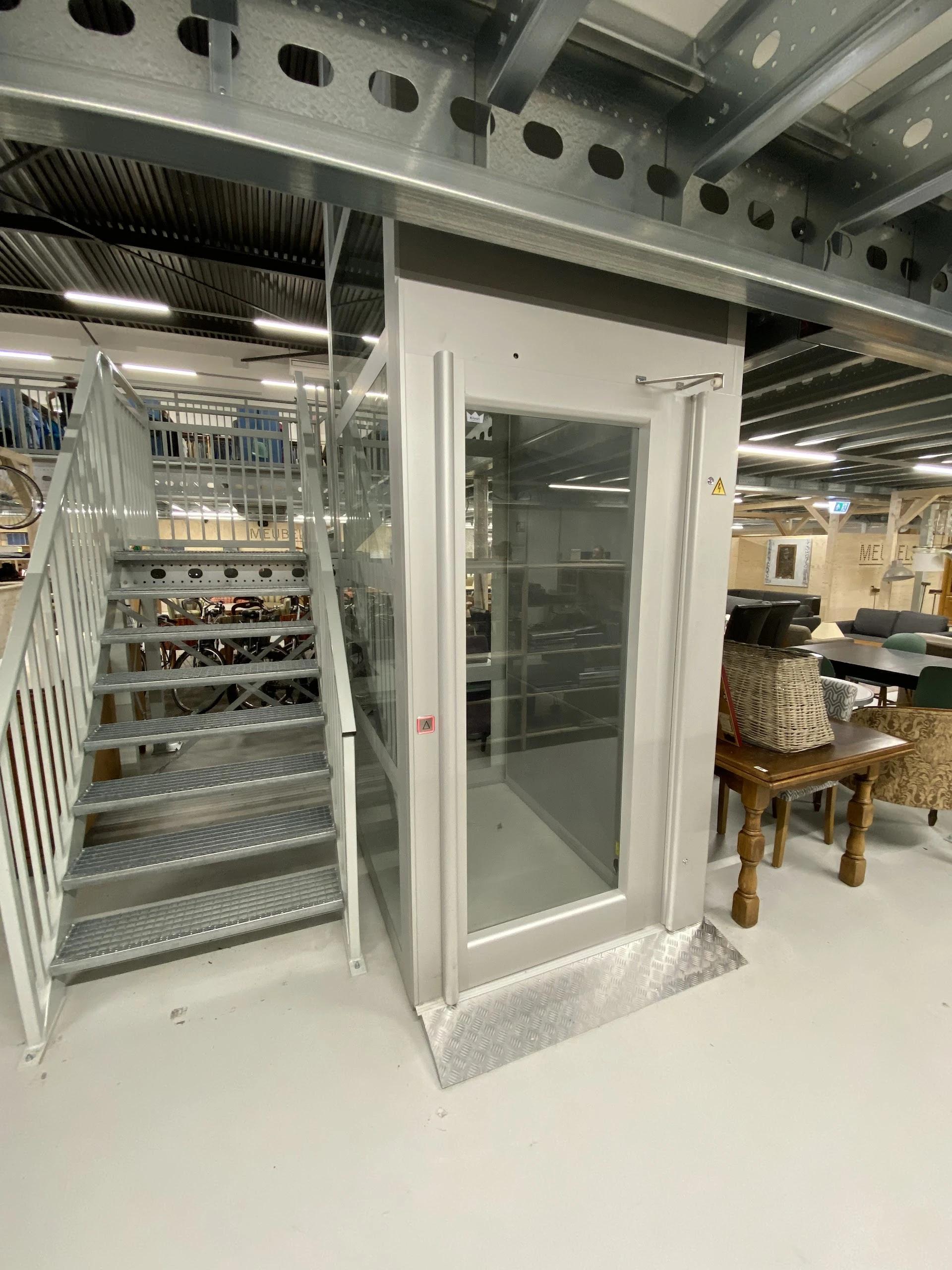 Kringloopwinkel RataPlan Arnhem in Arnhem met tweedehands boeken, huishoudelijke apparaten en kasten