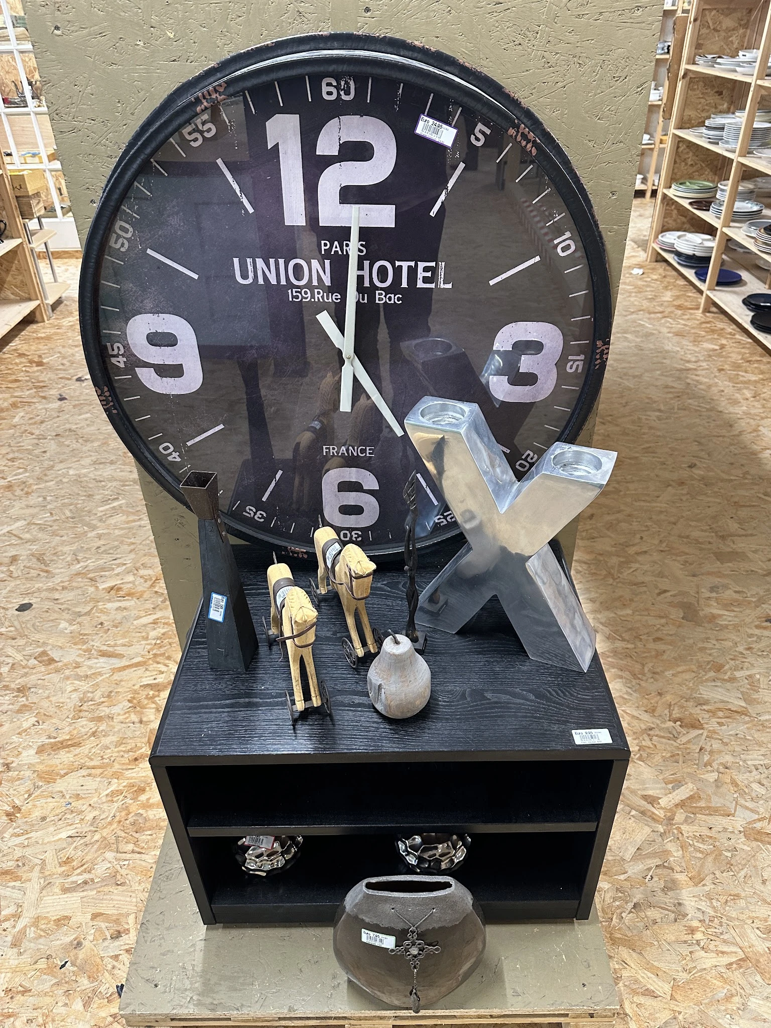 Wandklok van Union Hotel Parijs met decoratieve figuren op de basis