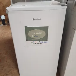 Prijssticker op een wit apparaat met tekst 'Nu voor: € 200,-' en winkelgegevens