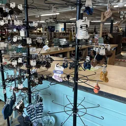 Winkelvloer met stellingen vol huishoudartikelen en spullen in een kringloopwinkel