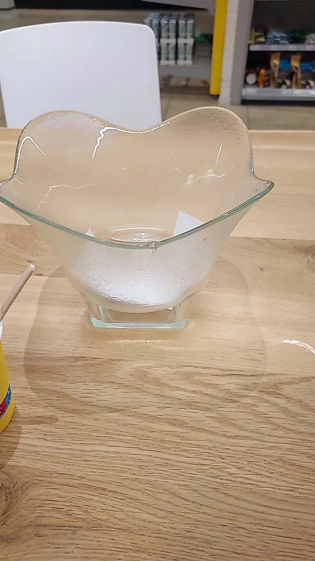Glazen mengkom met witte inhoud op houten werkblad