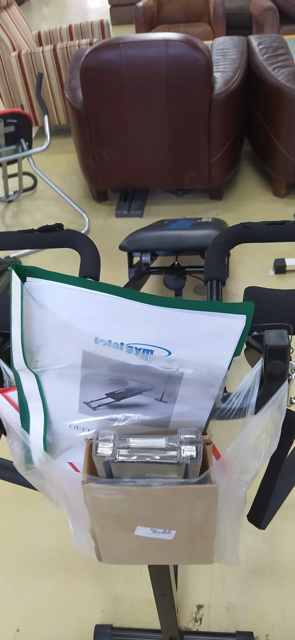 Close-up van een hometrainer of fitnessequipment met verpakking in een plastic zak