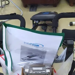 Close-up van een hometrainer of fitnessequipment met verpakking in een plastic zak