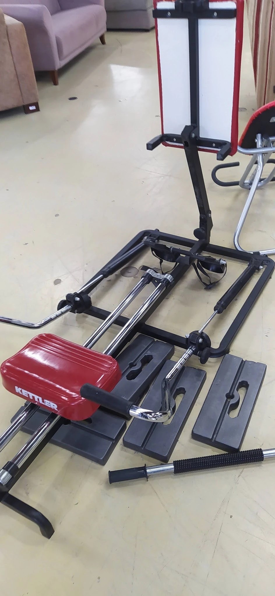 Close-up van een rode en zwarte fietsdrager met stuurbeugels en montagebeugels