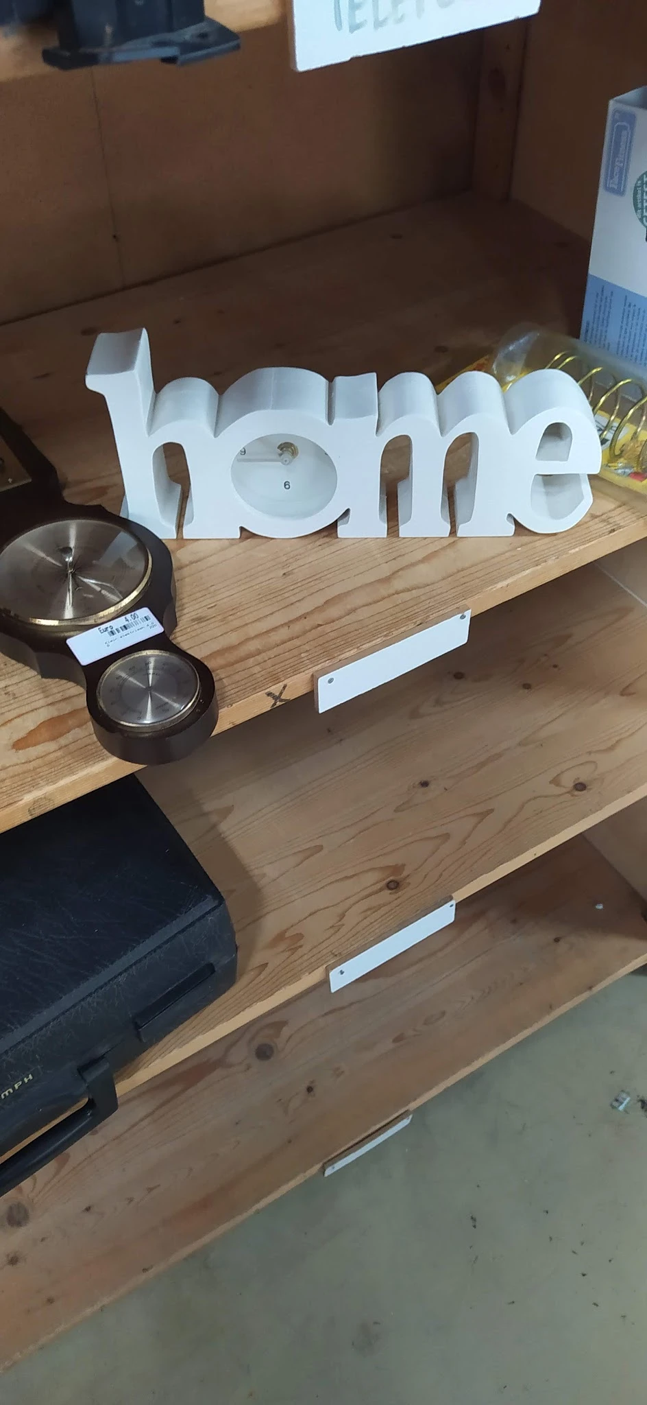 Twee zwarte mengkommen met metalen rand op houten tafel