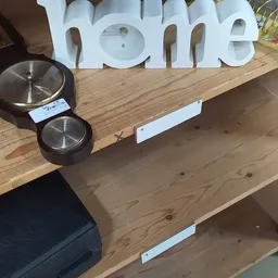 Twee zwarte mengkommen met metalen rand op houten tafel