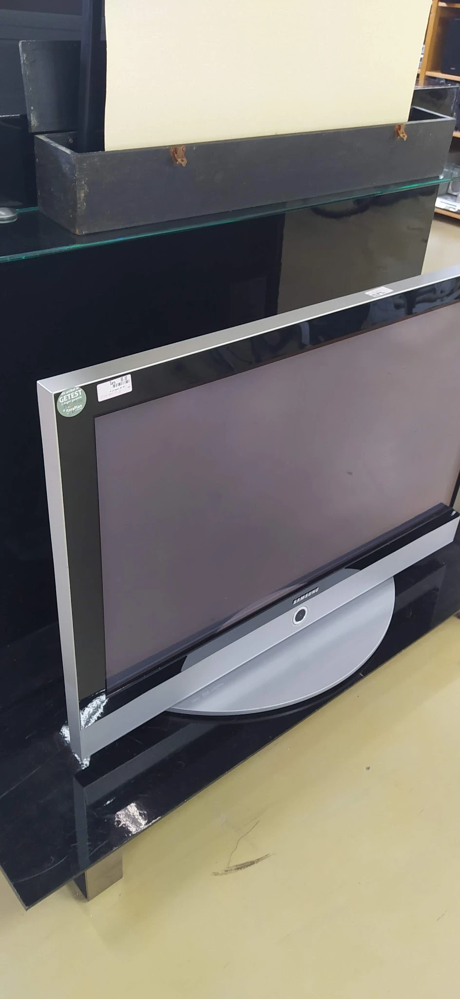 Flat-screen televisie met zilveren frame en zwarte rand, schuin gefotografeerd
