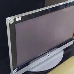 Flat-screen televisie met zilveren frame en zwarte rand, schuin gefotografeerd