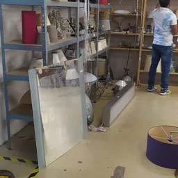 Winkelvloer met stellingen, dozen en apparatuur in een kringloopwinkel