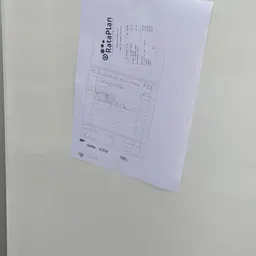 Handgeschreven notities op een papier met lijnen, moeilijk leesbaar