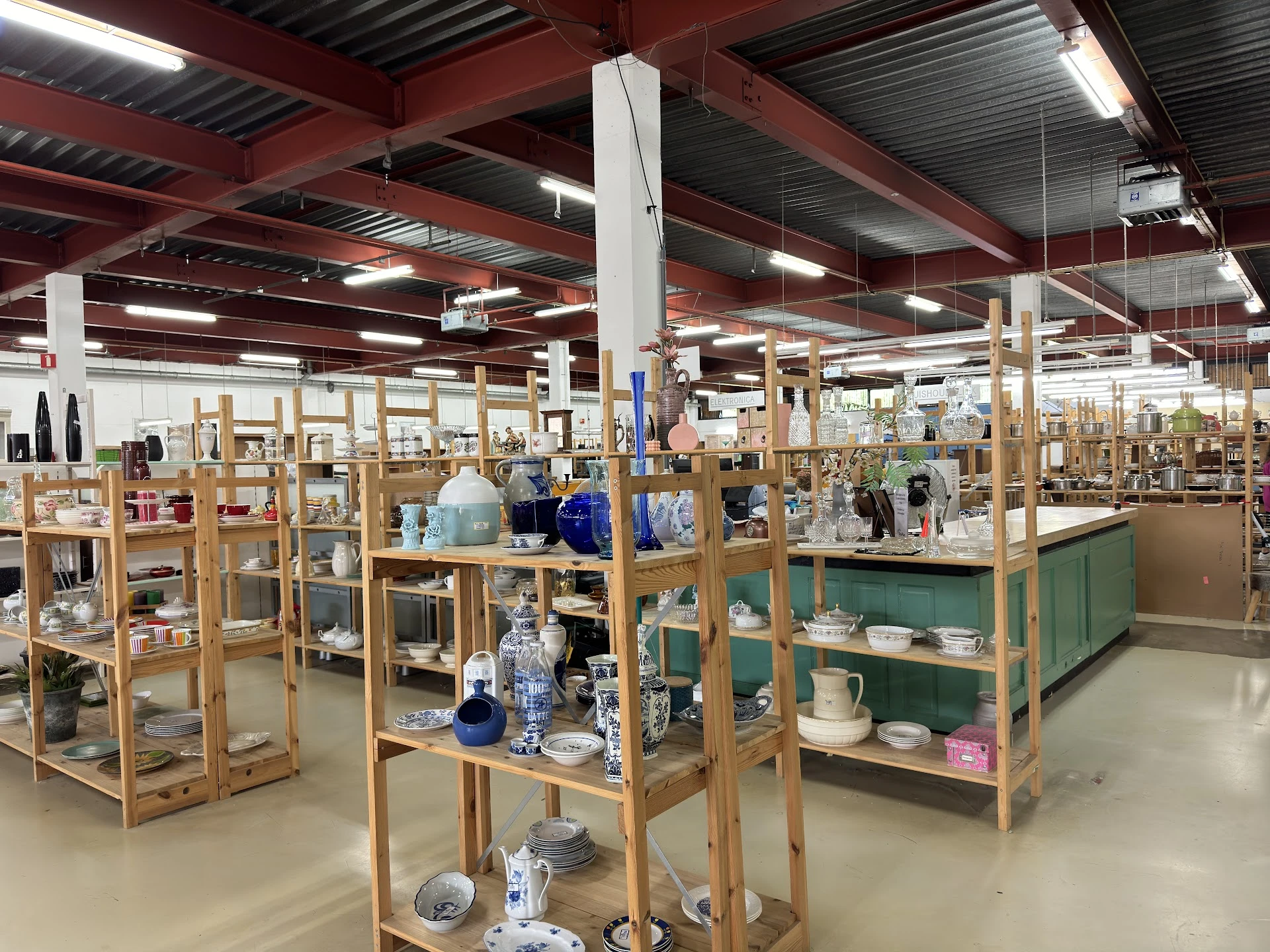 Kringloopwinkel RataPlan Capelle aan den IJssel in Capelle aan den IJssel met tweedehands boeken, huishoudelijke apparaten...