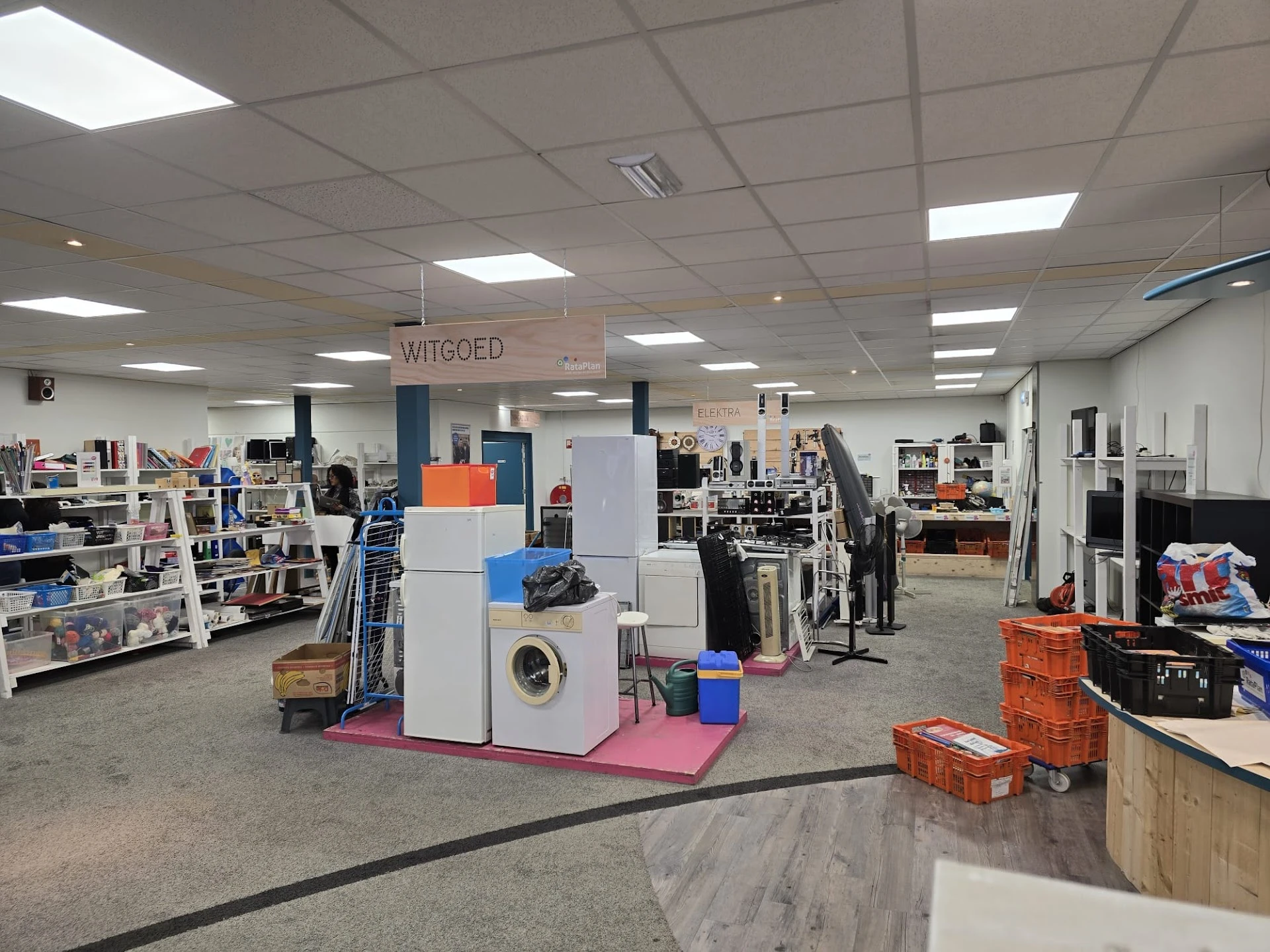 Kringloopwinkel RataPlan Castricum in Castricum met tweedehands meubels en kleding