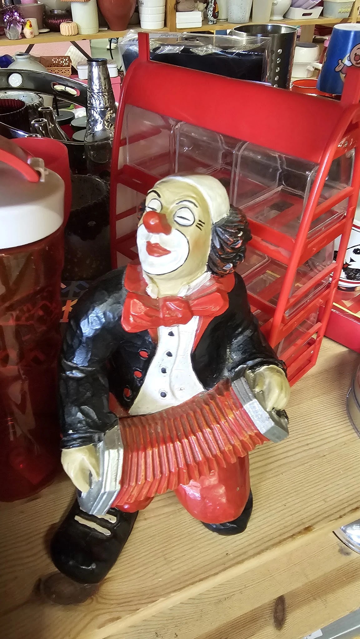 Decoratief clownfiguur met rood neus, rode strik en zwart jasje met witte shirt
