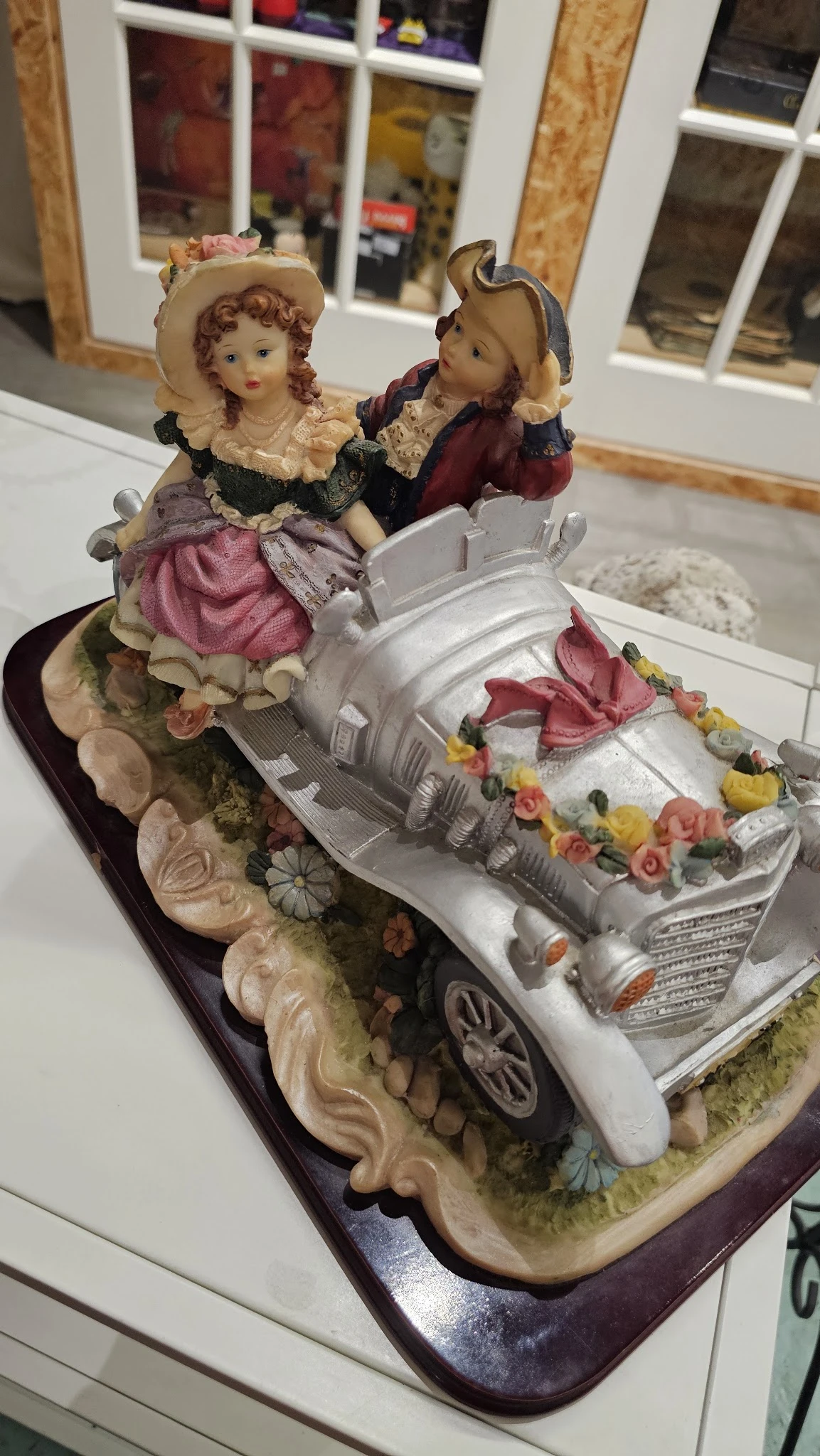 Decoratief artikelenset met een zilveren auto-vormige spaarpot versierd met bloemen en lint