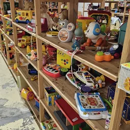 Houten stellingen met speelgoed: robotten, auto's, speelgoed figuren en educatief speelgoed.