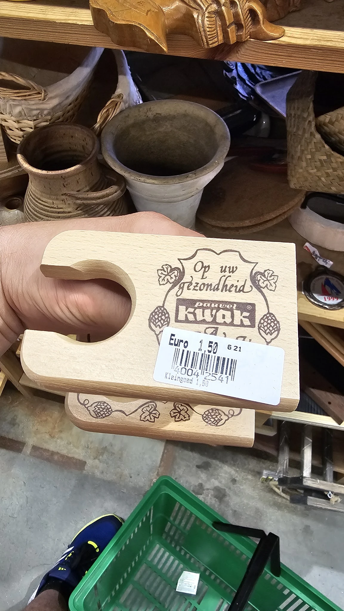 Houten bierhouder met biermerk Kuuk en prijssticker van 1,50 euro