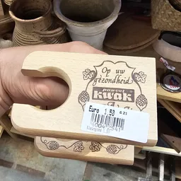 Houten bierhouder met biermerk Kuuk en prijssticker van 1,50 euro