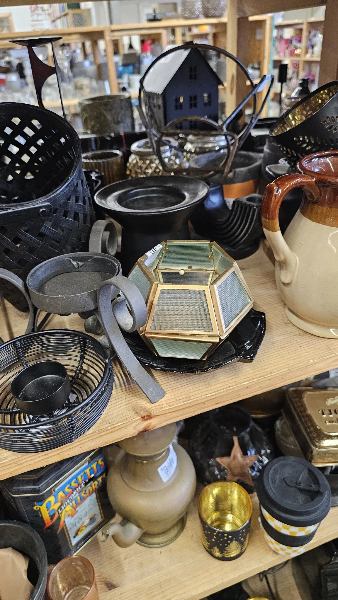 Assortiment huishoudartikelen op een tafel: vazen, pannen, manden, glaasjes en decoratieve items
