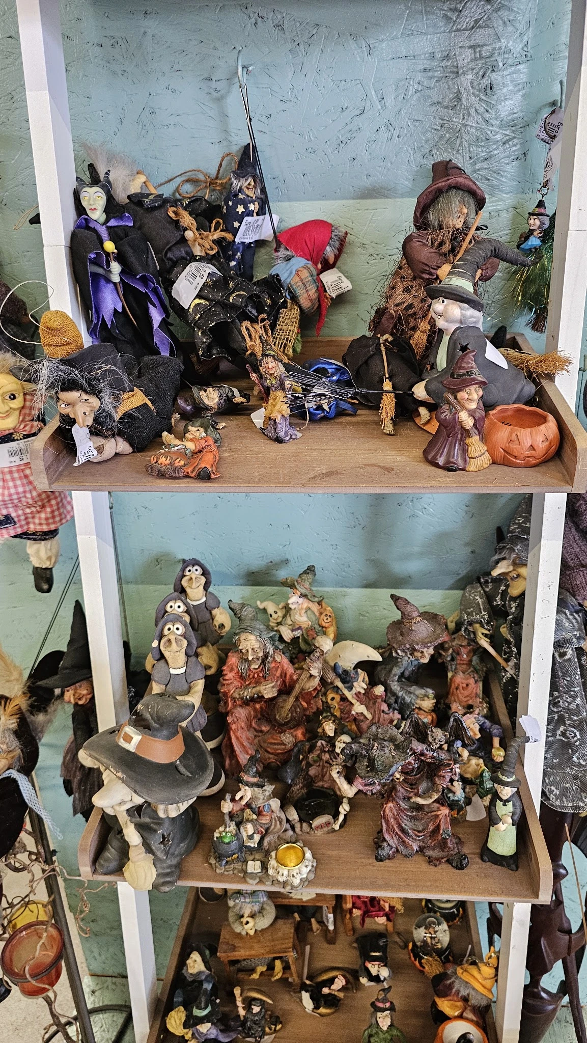 Stellage met uitgestalde decoratieartikelen, poppen, beeldjes en handgemaakte items